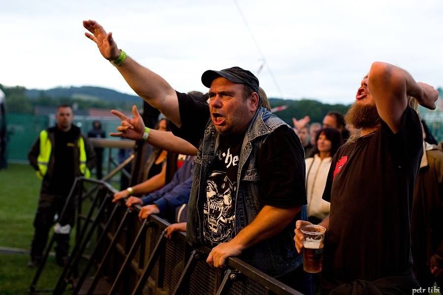 Tři sestry představili v Petrovicích nové písně. Zahráli i Visací zámek nebo Doctor P.P.