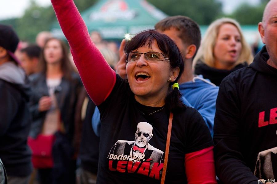 Tři sestry představili v Petrovicích nové písně. Zahráli i Visací zámek nebo Doctor P.P.