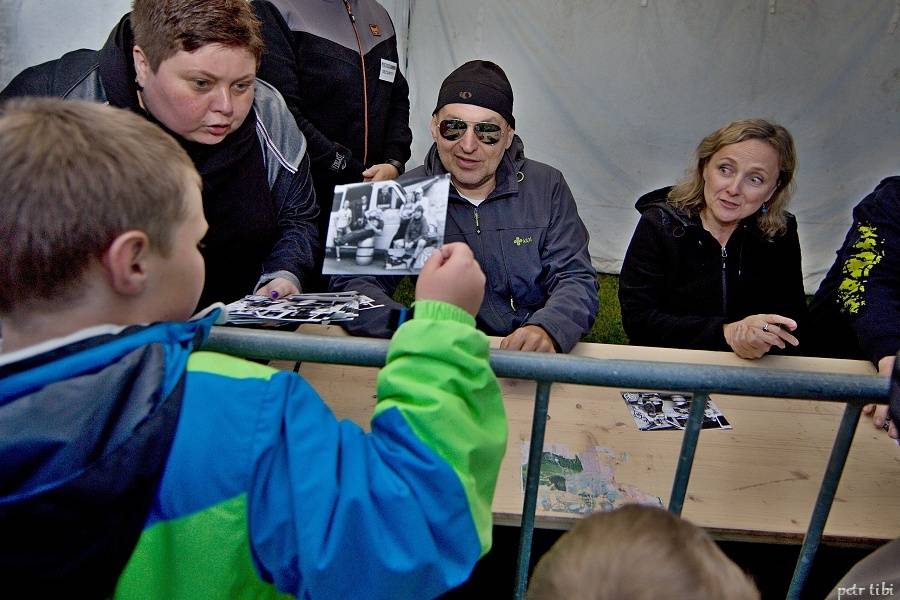 Tři sestry představili v Petrovicích nové písně. Zahráli i Visací zámek nebo Doctor P.P.