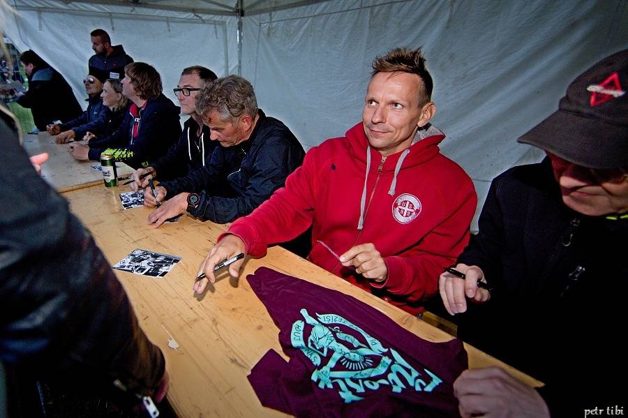 Tři sestry představili v Petrovicích nové písně. Zahráli i Visací zámek nebo Doctor P.P.