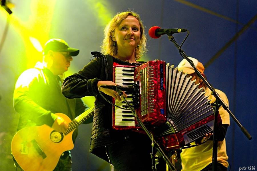 Tři sestry představili v Petrovicích nové písně. Zahráli i Visací zámek nebo Doctor P.P.