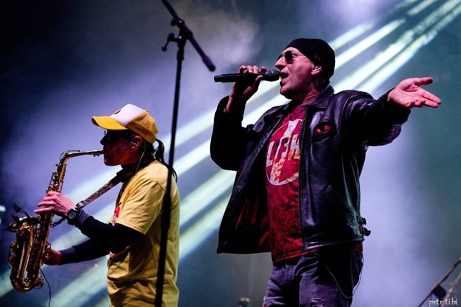 Tři sestry představili v Petrovicích nové písně. Zahráli i Visací zámek nebo Doctor P.P.