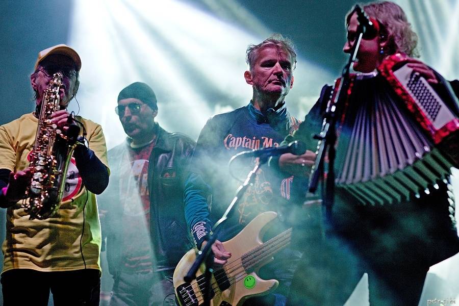 Tři sestry představili v Petrovicích nové písně. Zahráli i Visací zámek nebo Doctor P.P.