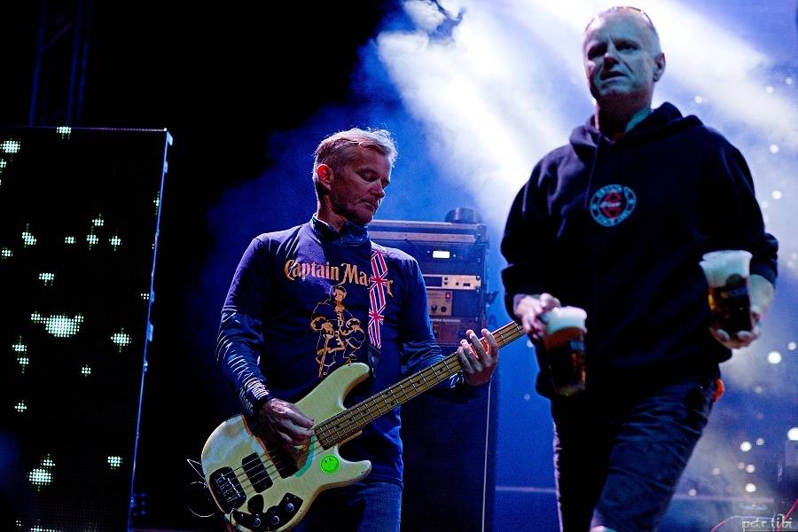 Tři sestry představili v Petrovicích nové písně. Zahráli i Visací zámek nebo Doctor P.P.