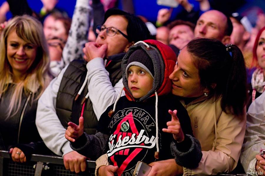 Tři sestry představili v Petrovicích nové písně. Zahráli i Visací zámek nebo Doctor P.P.