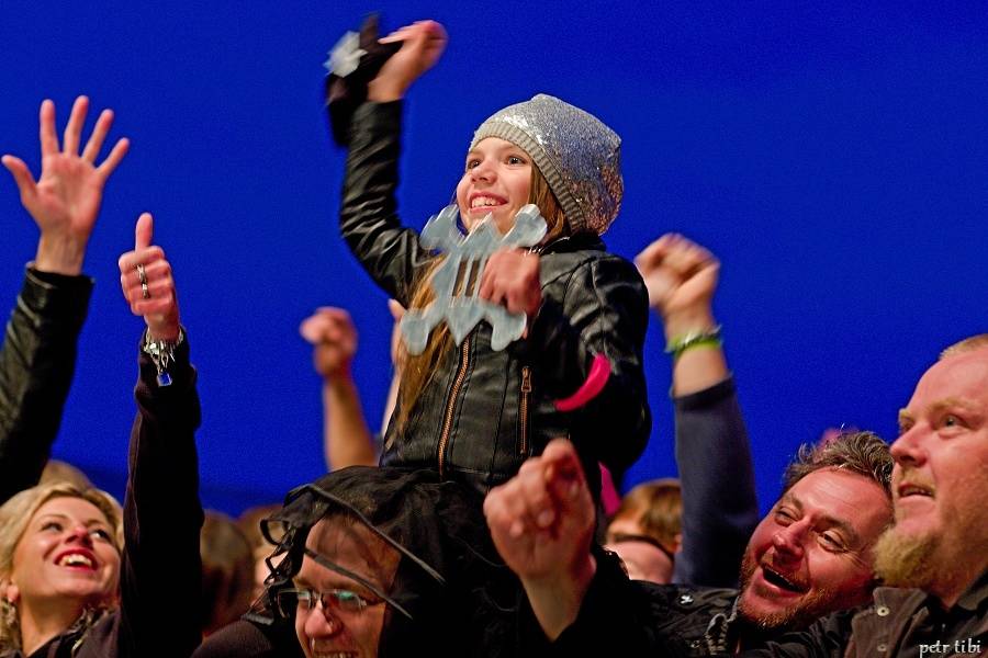 Tři sestry představili v Petrovicích nové písně. Zahráli i Visací zámek nebo Doctor P.P.