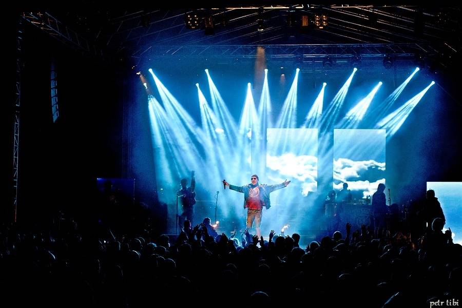 Tři sestry představili v Petrovicích nové písně. Zahráli i Visací zámek nebo Doctor P.P.