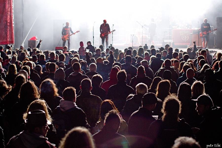 Tři sestry představili v Petrovicích nové písně. Zahráli i Visací zámek nebo Doctor P.P.