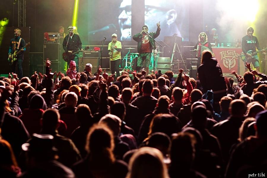 Tři sestry představili v Petrovicích nové písně. Zahráli i Visací zámek nebo Doctor P.P.