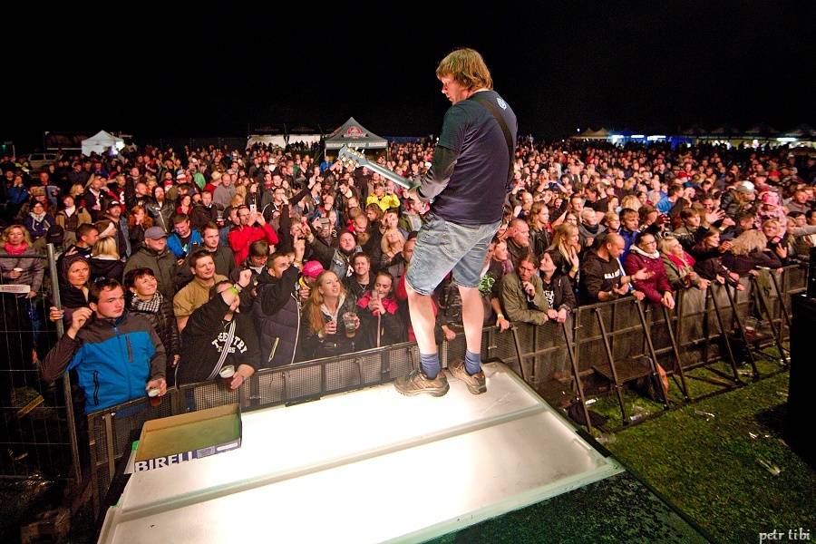 Tři sestry představili v Petrovicích nové písně. Zahráli i Visací zámek nebo Doctor P.P.