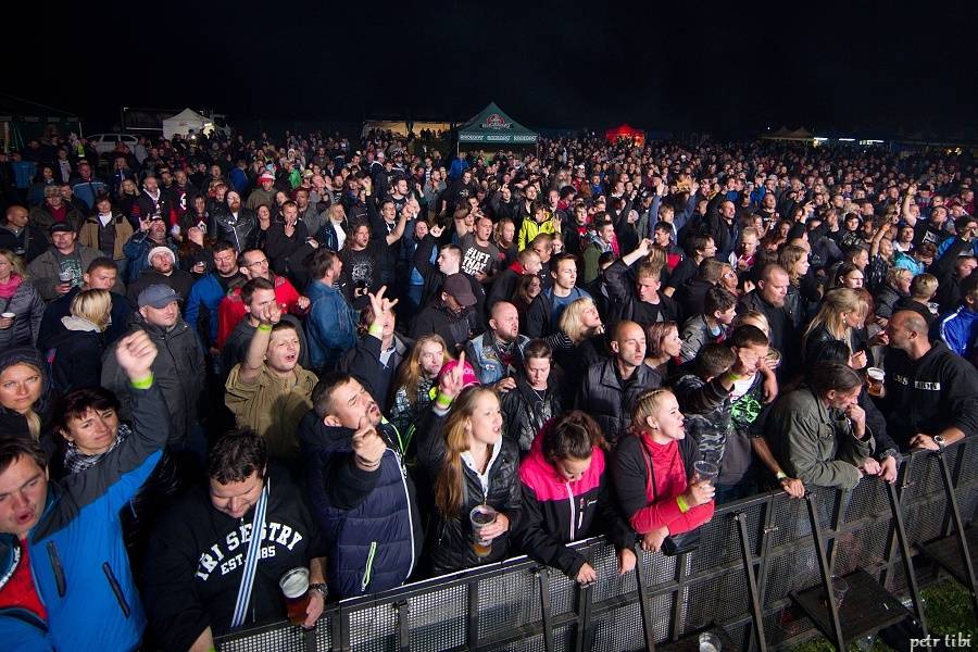 Tři sestry představili v Petrovicích nové písně. Zahráli i Visací zámek nebo Doctor P.P.