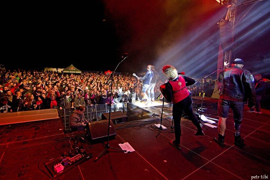 Tři sestry představili v Petrovicích nové písně. Zahráli i Visací zámek nebo Doctor P.P.