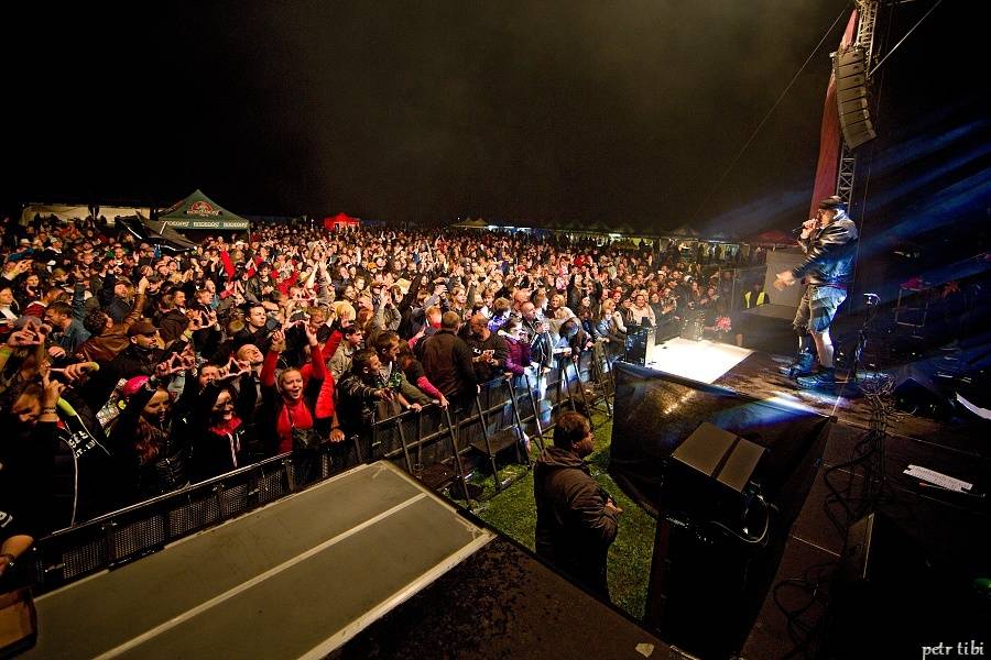 Tři sestry představili v Petrovicích nové písně. Zahráli i Visací zámek nebo Doctor P.P.