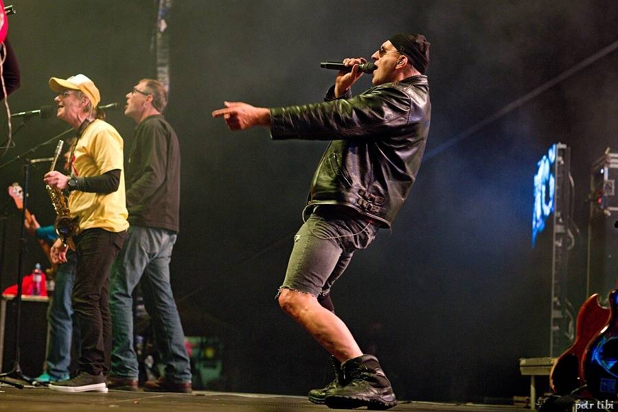 Tři sestry představili v Petrovicích nové písně. Zahráli i Visací zámek nebo Doctor P.P.