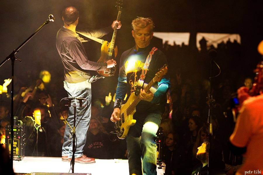 Tři sestry představili v Petrovicích nové písně. Zahráli i Visací zámek nebo Doctor P.P.