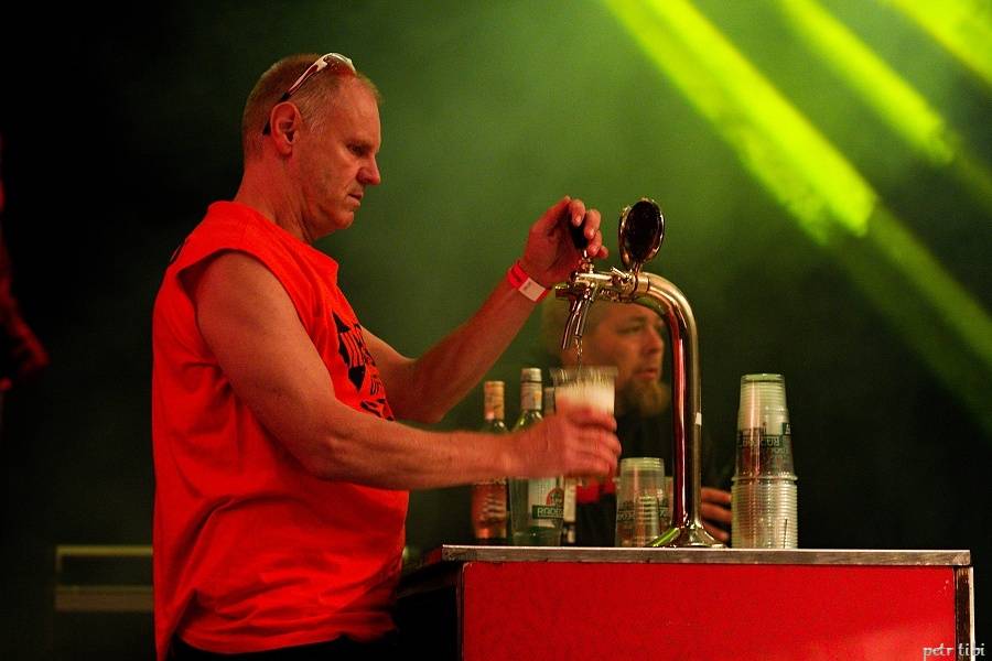 Tři sestry představili v Petrovicích nové písně. Zahráli i Visací zámek nebo Doctor P.P.