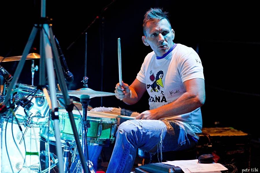 Tři sestry představili v Petrovicích nové písně. Zahráli i Visací zámek nebo Doctor P.P.