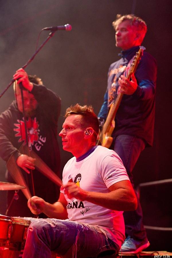 Tři sestry představili v Petrovicích nové písně. Zahráli i Visací zámek nebo Doctor P.P.