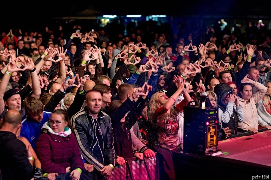 Tři sestry představili v Petrovicích nové písně. Zahráli i Visací zámek nebo Doctor P.P.