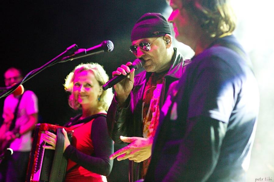 Tři sestry představili v Petrovicích nové písně. Zahráli i Visací zámek nebo Doctor P.P.