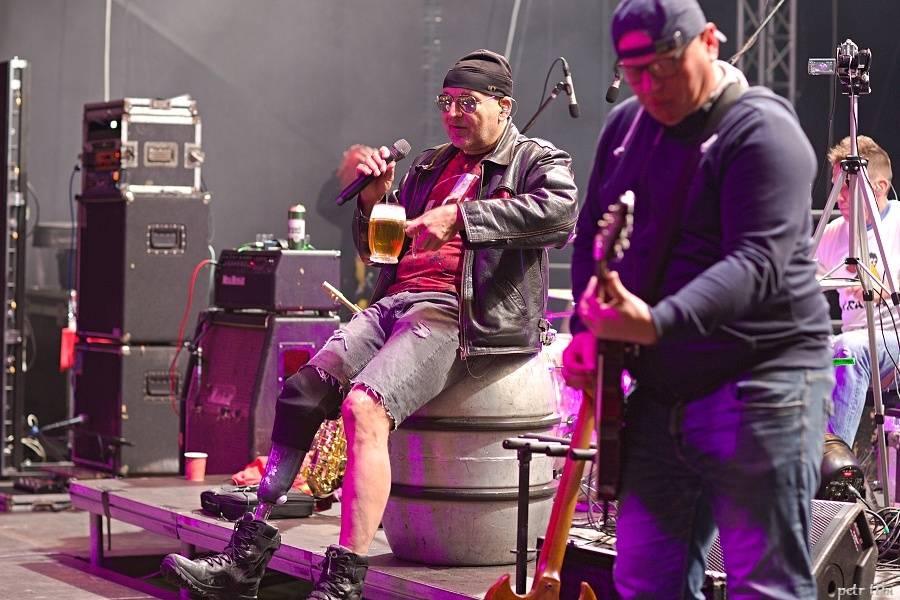 Tři sestry představili v Petrovicích nové písně. Zahráli i Visací zámek nebo Doctor P.P.