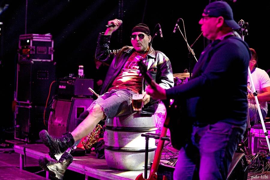 Tři sestry představili v Petrovicích nové písně. Zahráli i Visací zámek nebo Doctor P.P.