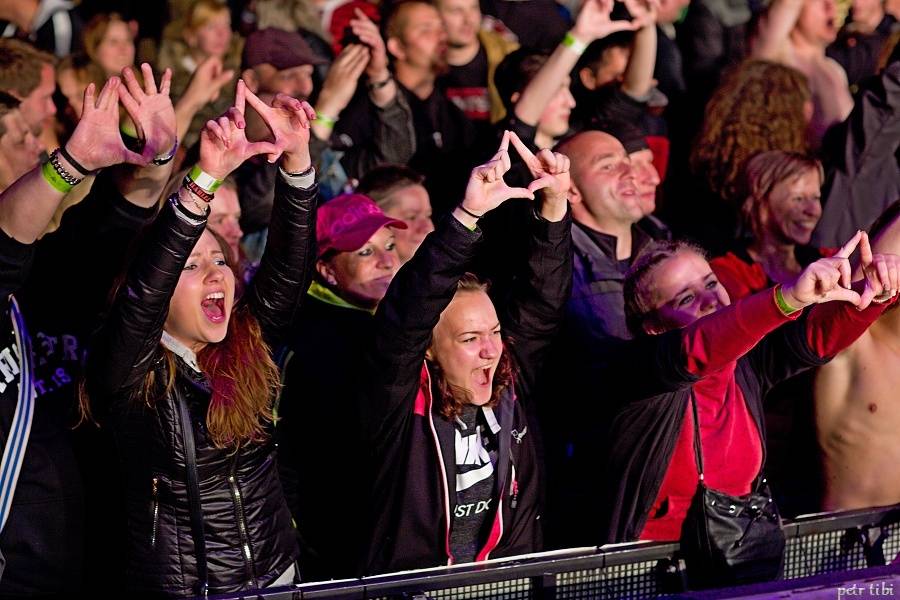 Tři sestry představili v Petrovicích nové písně. Zahráli i Visací zámek nebo Doctor P.P.