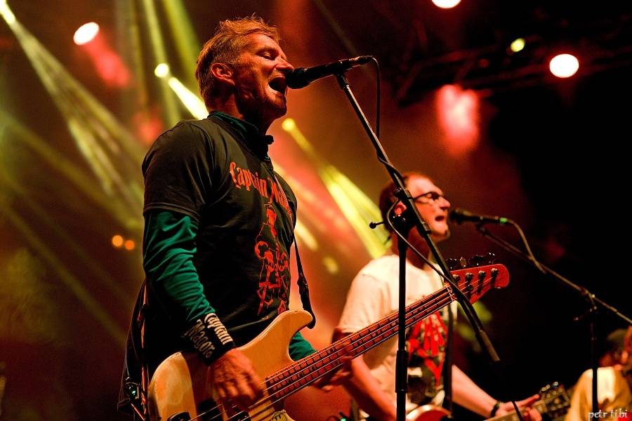 Tři sestry představili v Petrovicích nové písně. Zahráli i Visací zámek nebo Doctor P.P.