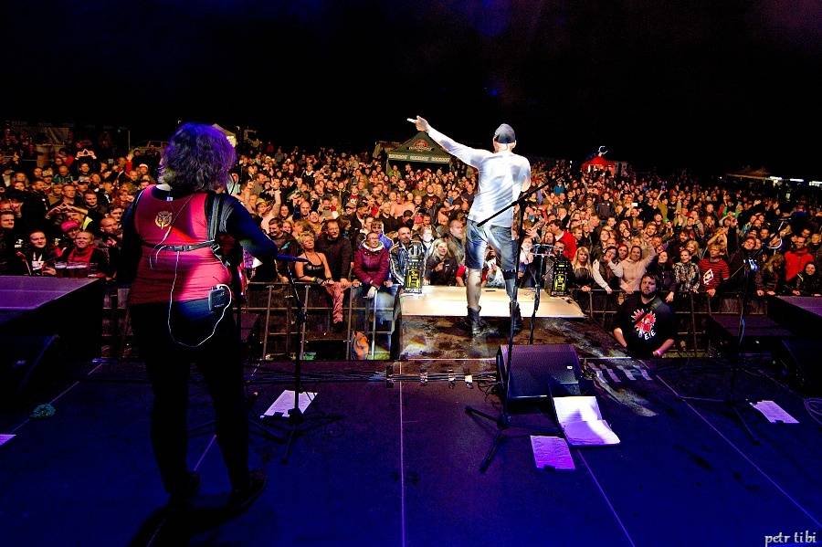 Tři sestry představili v Petrovicích nové písně. Zahráli i Visací zámek nebo Doctor P.P.