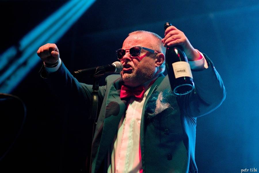 Tři sestry představili v Petrovicích nové písně. Zahráli i Visací zámek nebo Doctor P.P.