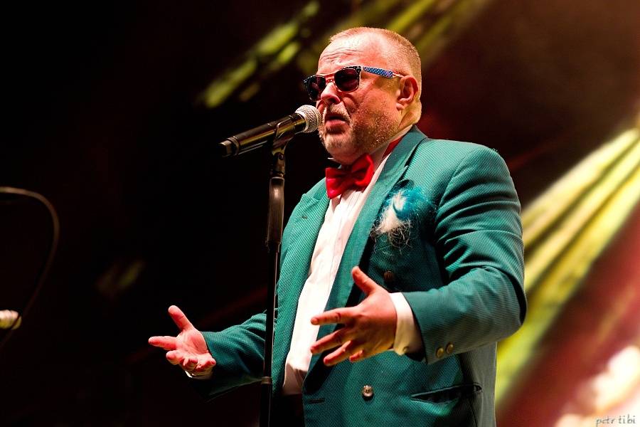 Tři sestry představili v Petrovicích nové písně. Zahráli i Visací zámek nebo Doctor P.P.