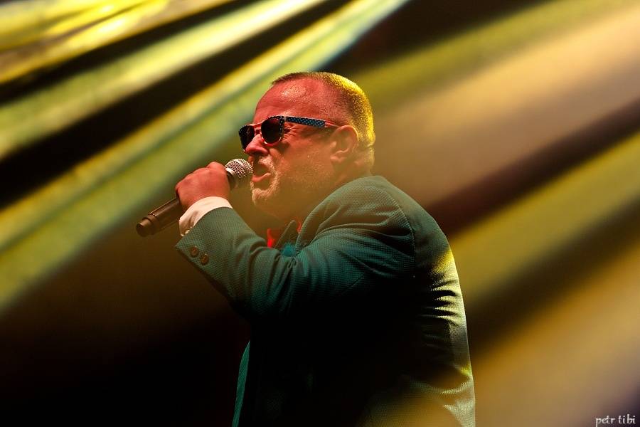 Tři sestry představili v Petrovicích nové písně. Zahráli i Visací zámek nebo Doctor P.P.