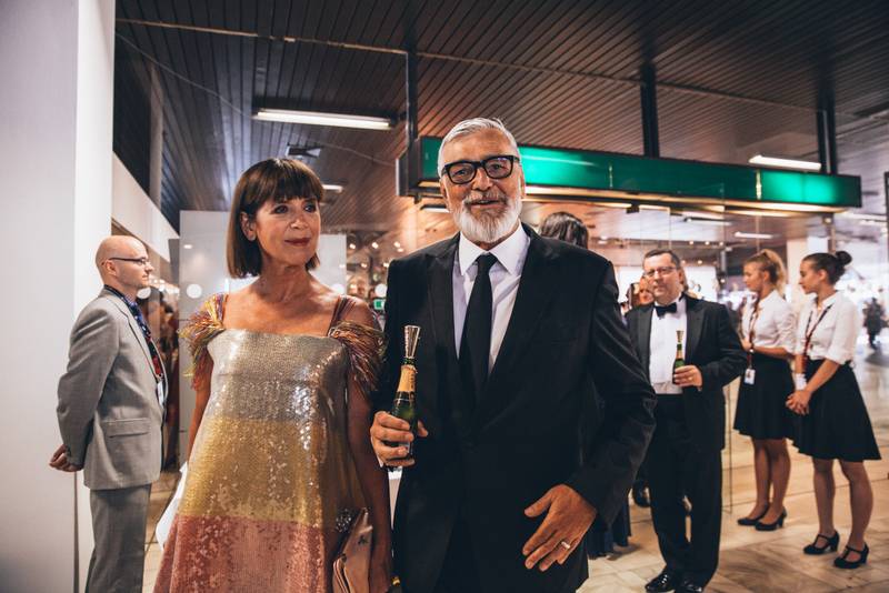 MFF Karlovy Vary odstartoval: Tim Robbins převzal Křišťálový glóbus, orchestr připomněl Miloše Formana