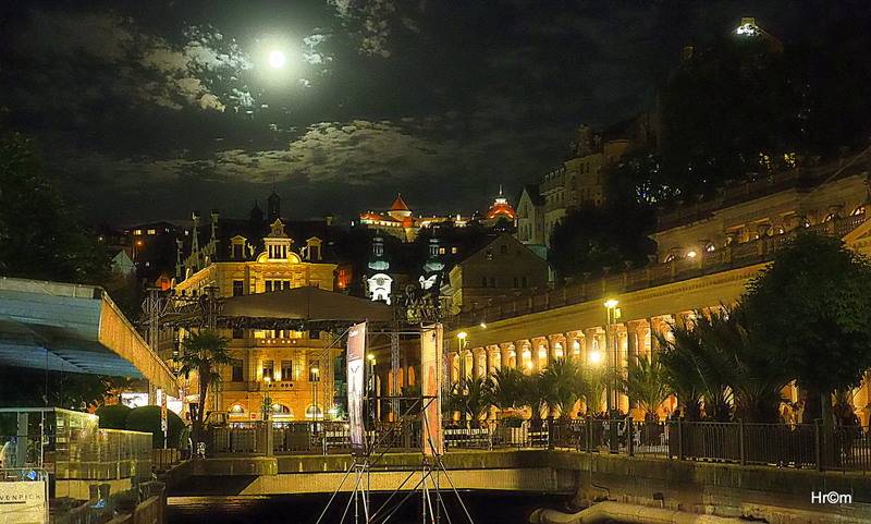 MFF Karlovy Vary odstartoval: Tim Robbins převzal Křišťálový glóbus, orchestr připomněl Miloše Formana