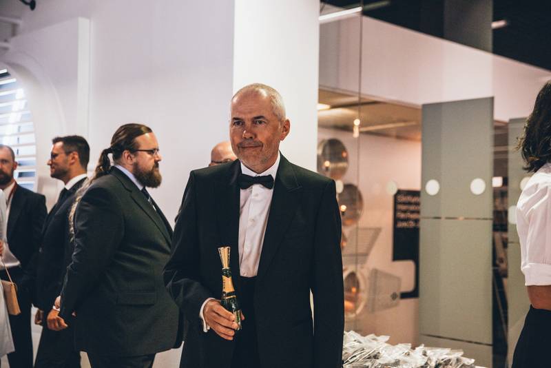 MFF Karlovy Vary odstartoval: Tim Robbins převzal Křišťálový glóbus, orchestr připomněl Miloše Formana