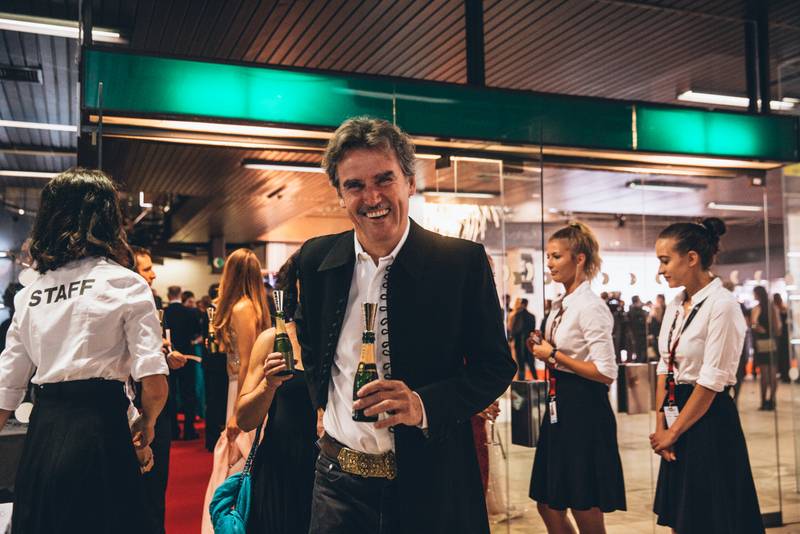 MFF Karlovy Vary odstartoval: Tim Robbins převzal Křišťálový glóbus, orchestr připomněl Miloše Formana