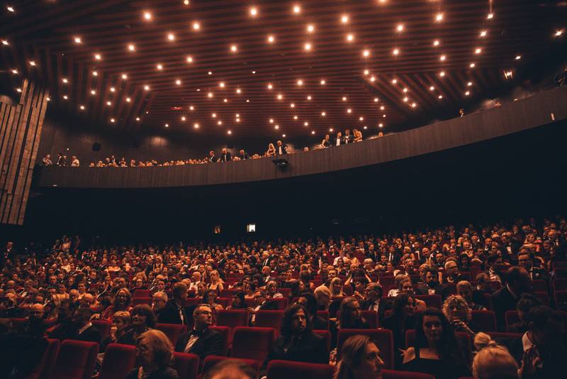 MFF Karlovy Vary odstartoval: Tim Robbins převzal Křišťálový glóbus, orchestr připomněl Miloše Formana