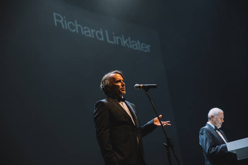 MFF Karlovy Vary odstartoval: Tim Robbins převzal Křišťálový glóbus, orchestr připomněl Miloše Formana