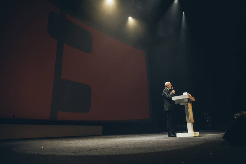 MFF Karlovy Vary odstartoval: Tim Robbins převzal Křišťálový glóbus, orchestr připomněl Miloše Formana