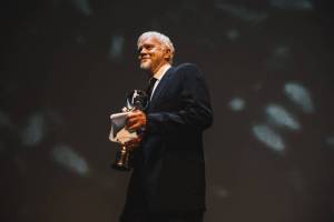 MFF Karlovy Vary odstartoval: Tim Robbins převzal Křišťálový glóbus, orchestr připomněl Miloše Formana