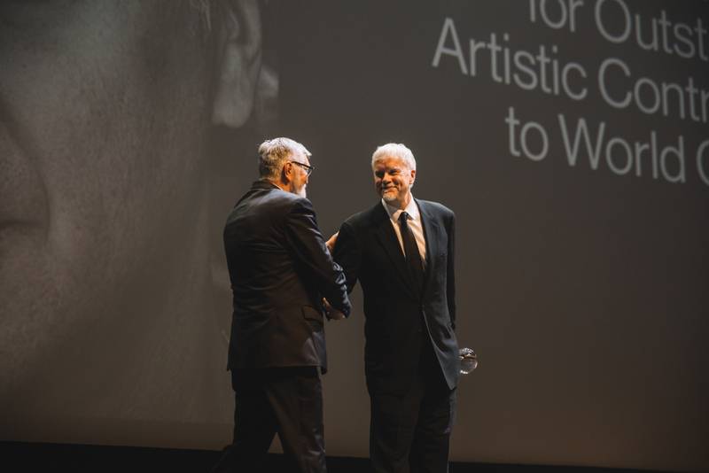 MFF Karlovy Vary odstartoval: Tim Robbins převzal Křišťálový glóbus, orchestr připomněl Miloše Formana