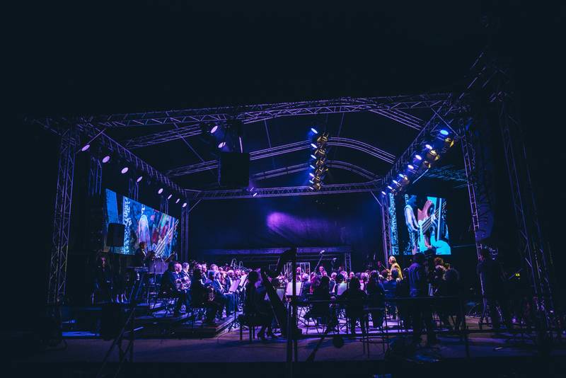 MFF Karlovy Vary odstartoval: Tim Robbins převzal Křišťálový glóbus, orchestr připomněl Miloše Formana