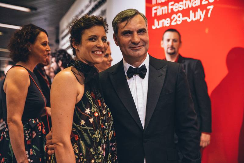 MFF Karlovy Vary odstartoval: Tim Robbins převzal Křišťálový glóbus, orchestr připomněl Miloše Formana