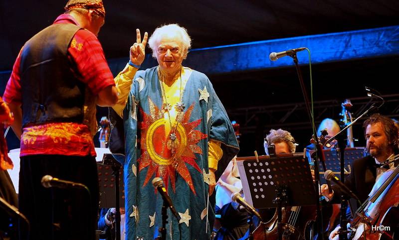 MFF Karlovy Vary odstartoval: Tim Robbins převzal Křišťálový glóbus, orchestr připomněl Miloše Formana