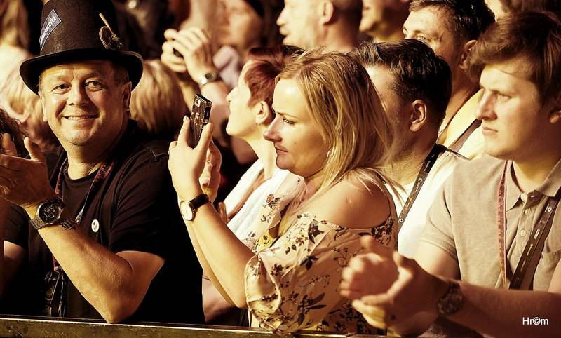 MFF Karlovy Vary odstartoval: Tim Robbins převzal Křišťálový glóbus, orchestr připomněl Miloše Formana