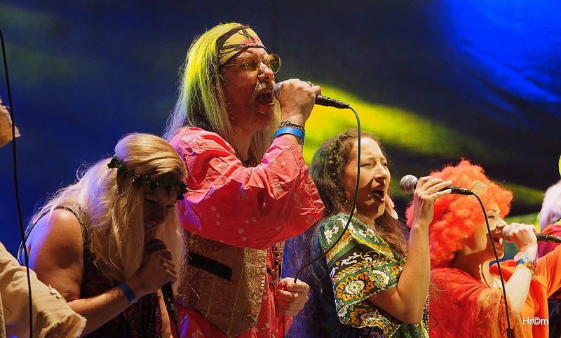 MFF Karlovy Vary odstartoval: Tim Robbins převzal Křišťálový glóbus, orchestr připomněl Miloše Formana