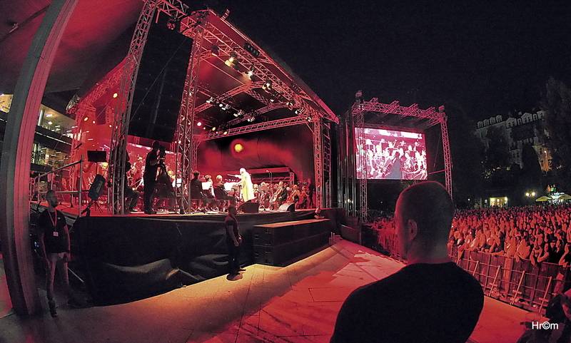 MFF Karlovy Vary odstartoval: Tim Robbins převzal Křišťálový glóbus, orchestr připomněl Miloše Formana