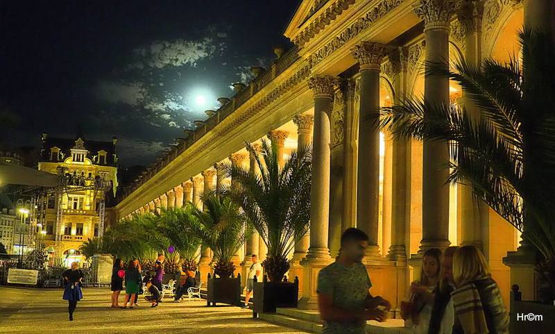 MFF Karlovy Vary odstartoval: Tim Robbins převzal Křišťálový glóbus, orchestr připomněl Miloše Formana