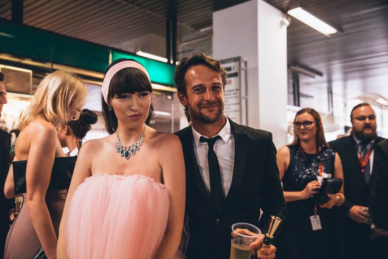 MFF Karlovy Vary odstartoval: Tim Robbins převzal Křišťálový glóbus, orchestr připomněl Miloše Formana