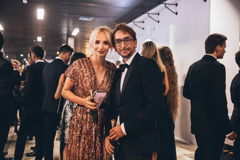 MFF Karlovy Vary odstartoval: Tim Robbins převzal Křišťálový glóbus, orchestr připomněl Miloše Formana